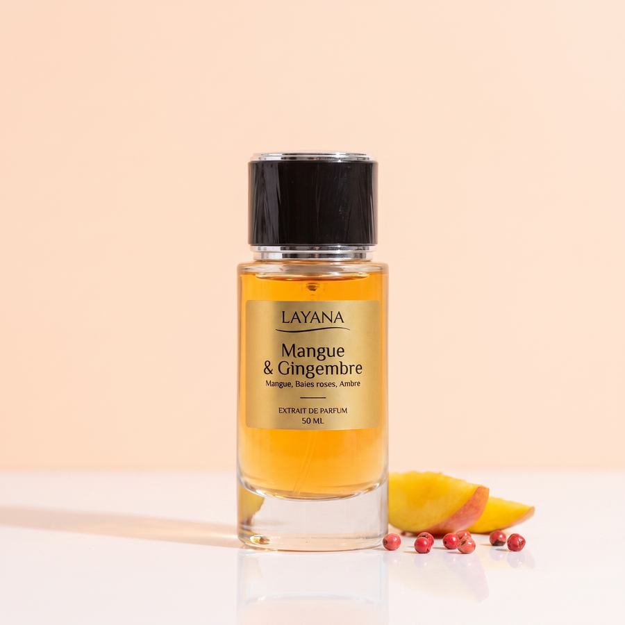 Flacon de l’extrait de parfum Mangue & Gingembre mis en scène